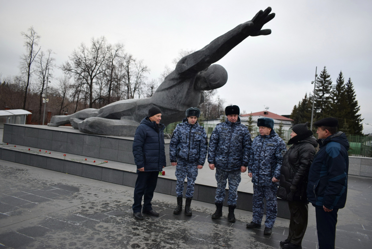 В Татарстане росгвардейцы и ветераны приняли участие в памятных мероприятиях, посвящённых Дням Неизвестного солдата и Героев Отечества