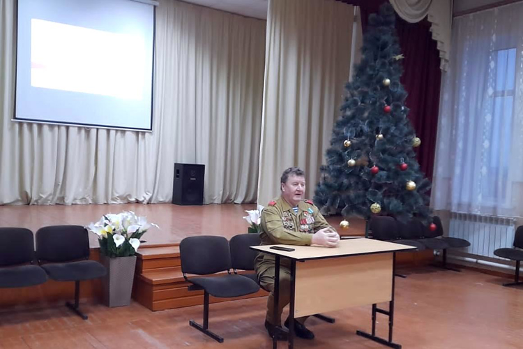 В Татарстане ветеран вневедомственной охраны Росгвардии провёл уроки мужества для школьников, посвящённые Дню Героев Отечества 