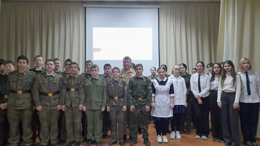 В Татарстане ветеран вневедомственной охраны Росгвардии провёл уроки мужества для школьников, посвящённые Дню Героев Отечества 