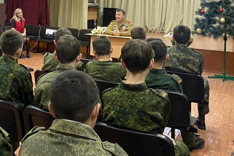 В Татарстане ветеран вневедомственной охраны Росгвардии провёл уроки мужества для школьников, посвящённые Дню Героев Отечества 