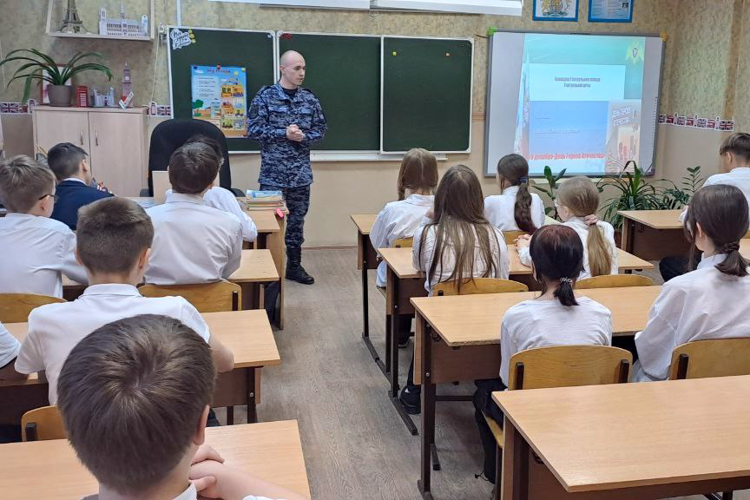 Военнослужащий казанского полка Росгвардии рассказал школьникам о значении Дня Героев Отечества