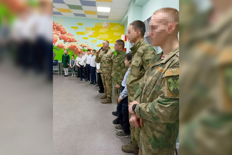 Дед Мороз специального назначения из казанского отряда спецназа «Барс» поздравил ребят из подшефного интерната