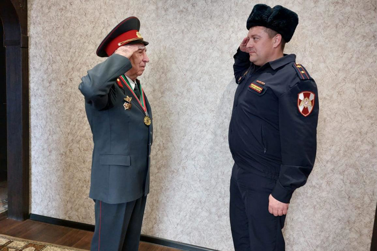 В Нижнекамском ОВО Росгвардии поздравили с 85-летием бывшего начальника подразделения 