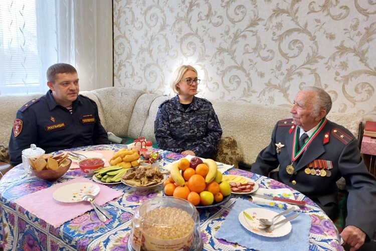 В Нижнекамском ОВО Росгвардии поздравили с 85-летием бывшего начальника подразделения 