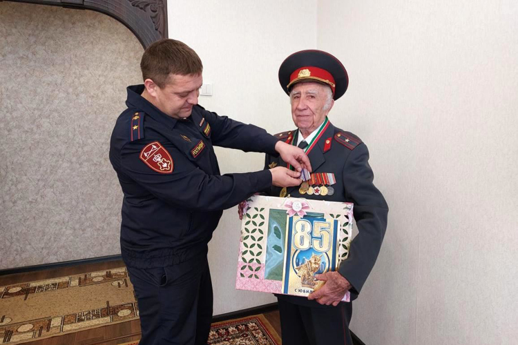 В Нижнекамском ОВО Росгвардии поздравили с 85-летием бывшего начальника подразделения 