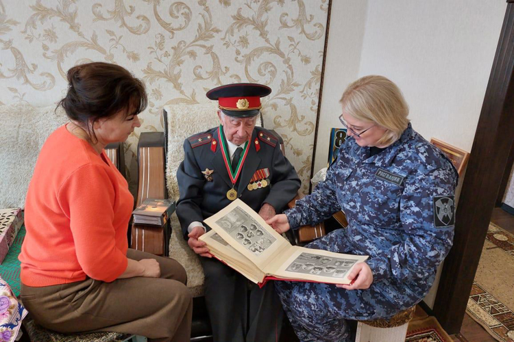 В Нижнекамском ОВО Росгвардии поздравили с 85-летием бывшего начальника подразделения 