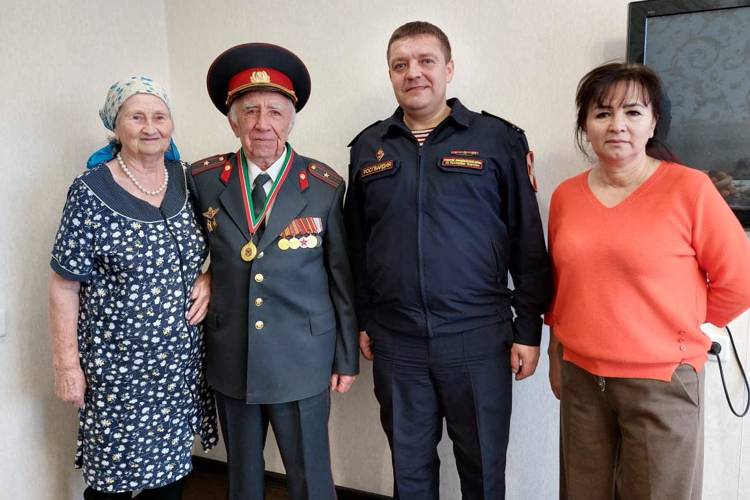 В Нижнекамском ОВО Росгвардии поздравили с 85-летием бывшего начальника подразделения 