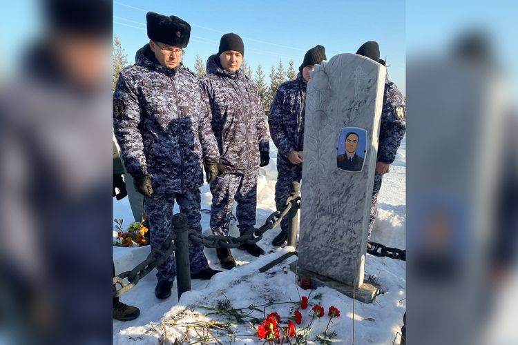 В Альметьевске росгвардейцы и ветераны посетили места захоронения коллег, трагически погибших при исполнении служебных обязанностей