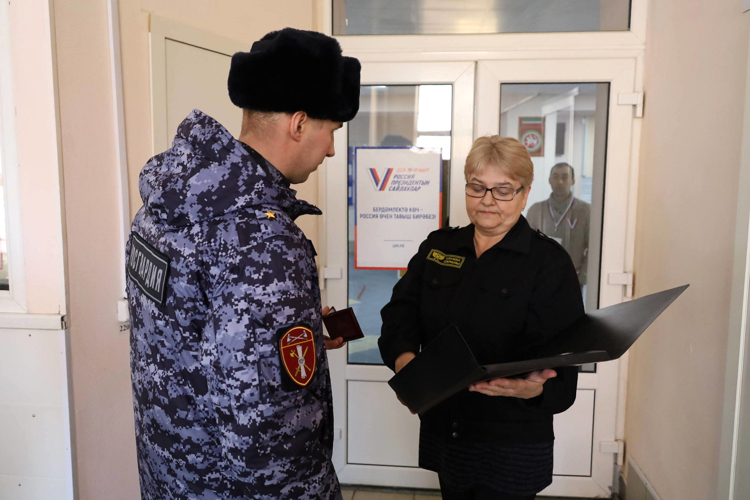 Сотрудники ЛРР и госконтроля Управления Росгвардии отмечают профессиональный праздник