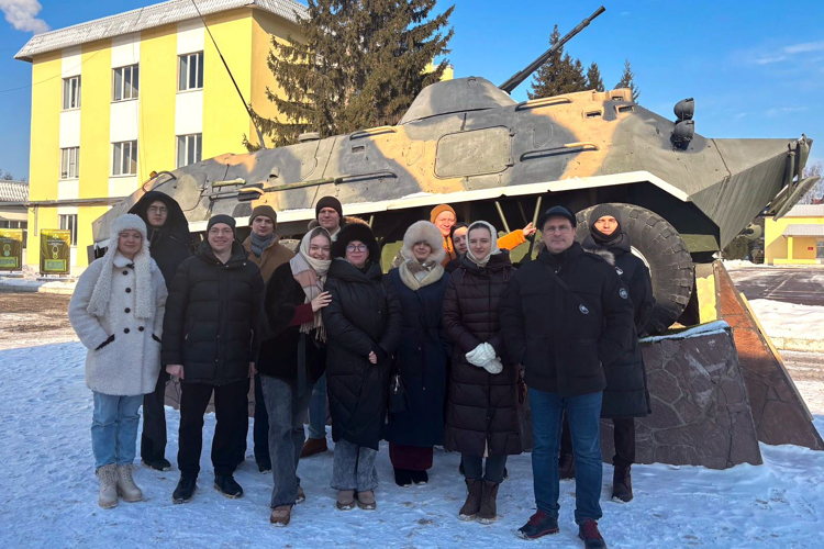 В одной из воинских частей Росгвардии в г. Казани артистов театра познакомили с условиями военной службы 