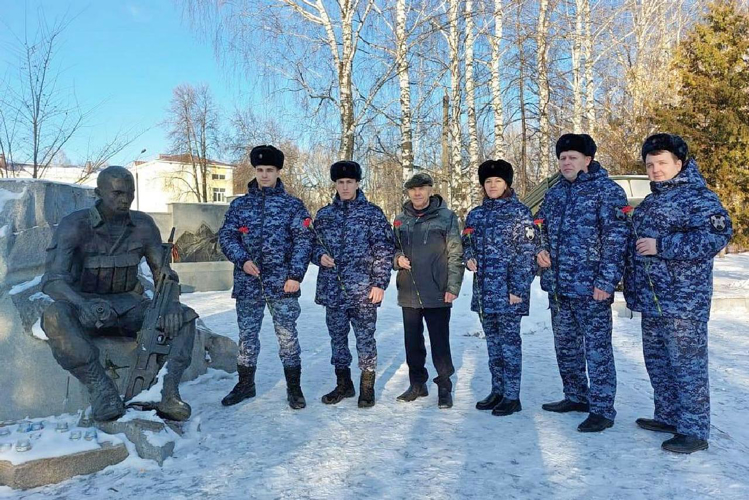 В Нижнекамске сотрудники Росгвардии и ветераны ведомства почтили память воинов-интернационалистов