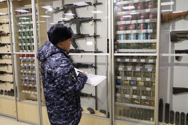Сотрудники ЛРР и госконтроля Управления Росгвардии отмечают профессиональный праздник