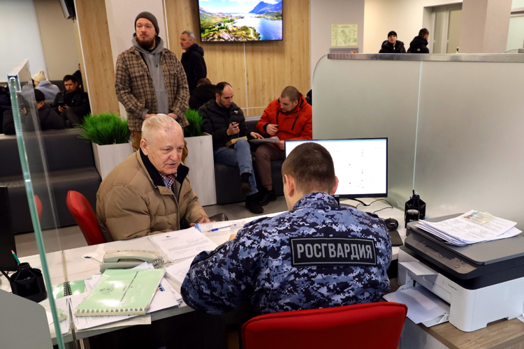 Сотрудники ЛРР и госконтроля Управления Росгвардии отмечают профессиональный праздник