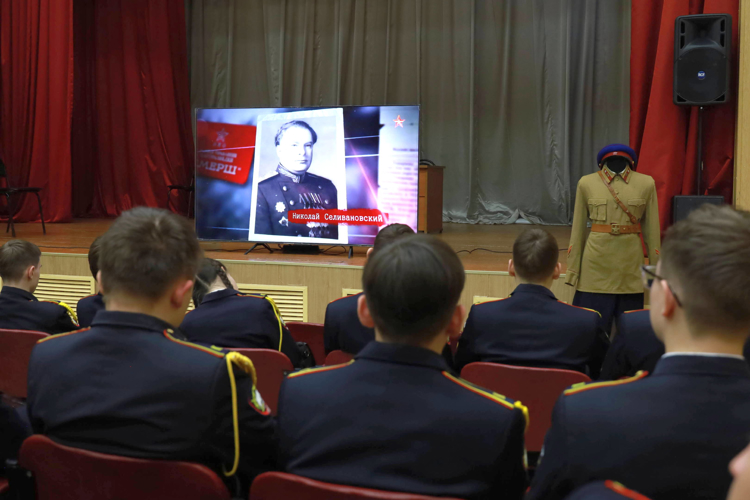 Казанские лицеисты узнали о подвигах СМЕРШа на экскурсии в отряде спецназа «Барс» Росгвардии
