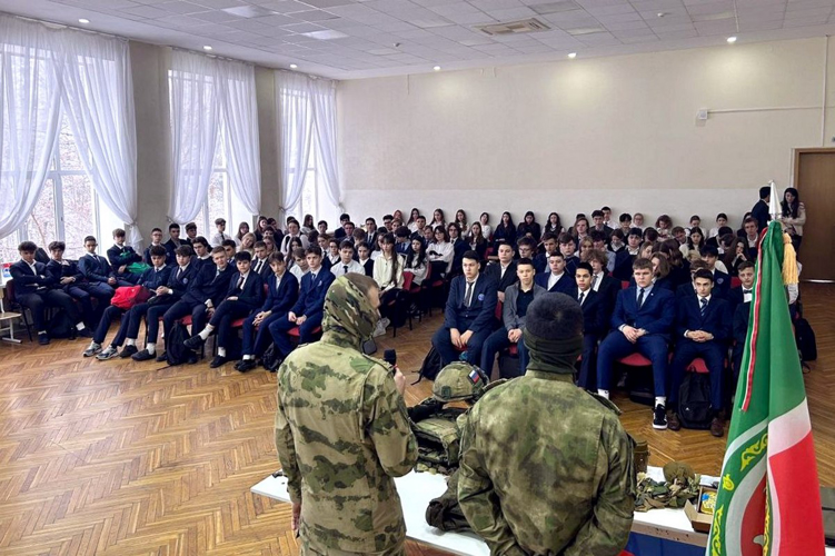 Урок мужества в казанском лицее: школьники прикоснулись к героизму военнослужащих спецназа Росгвардии