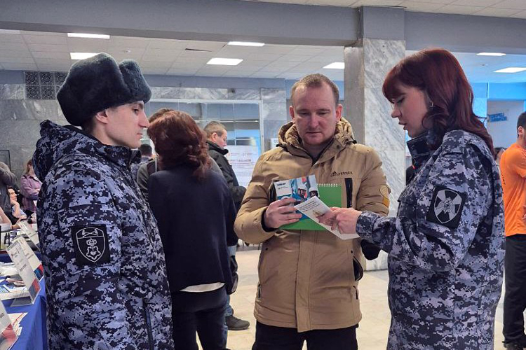 В Казани сотрудники Росгвардии приняли участие в ярмарке вакансий для участников военной спецоперации