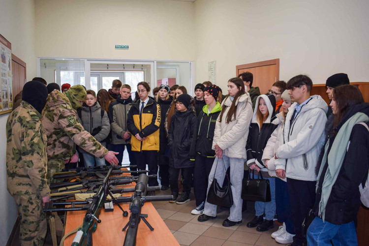 Бойцы казанского ОМОН «Ак Барс» Росгвардии организовали день открытых дверей для школьников