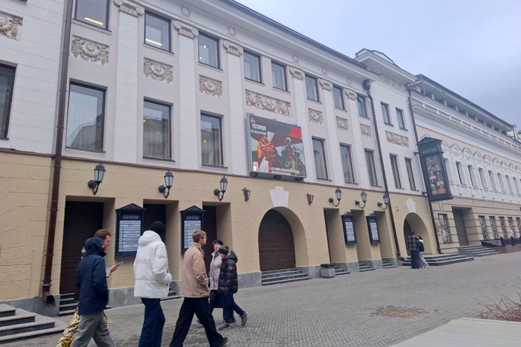 В День войск национальной гвардии РФ спецназовцы и артисты в Казани обменялись поздравлениями и планами на юбилей Победы