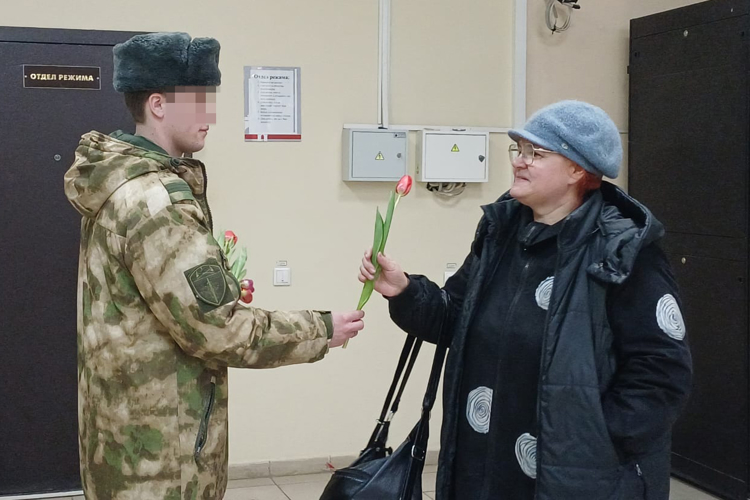 Военнослужащие казанского батальона Росгвардии по охране ВГО поздравили женщин с Международным женским днём