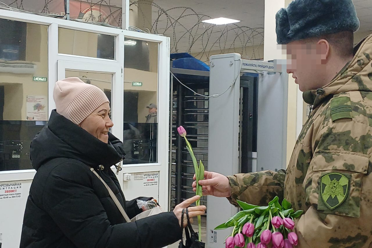 Военнослужащие казанского батальона Росгвардии по охране ВГО поздравили женщин с Международным женским днём