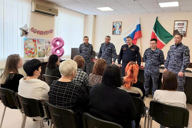 Нижнекамские росгвардейцы поздравили женщин с праздником 8 Марта
