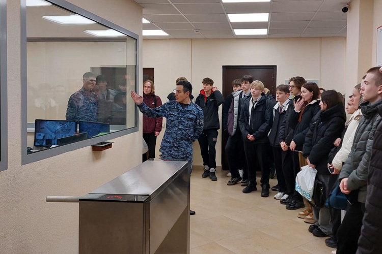 В г. Нижнекамске сотрудники вневедомственной охраны проводят встречи со школьниками и рассказывают им о работе в Росгвардии