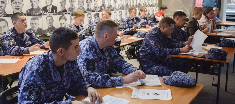 В Казани военнослужащие и сотрудники Росгвардии приняли участие в международной исторической акции «Диктант Победы»