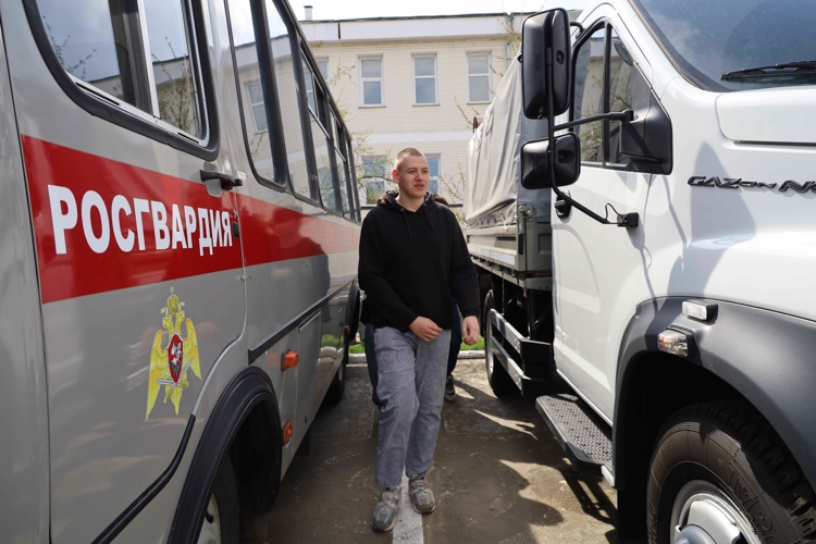 В казанском полку Росгвардии будущих призывников познакомили с военной службой