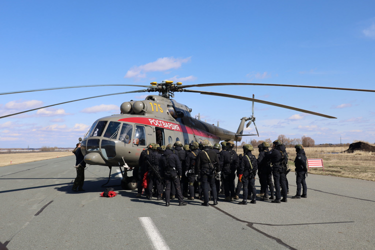 В Татарстане бойцы спецподразделений территориального Управления Росгвардии отработали десантирование с вертолёта