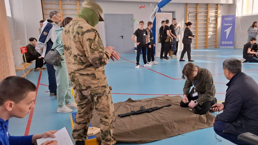 Бойцы спецназа Росгвардии приняли участие в проведении военно-спортивной игры «Зарница» для школьников Высокогорского района Татарстана