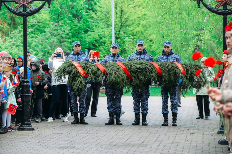 Военнослужащие казанского полка Росгвардии вместе с жителями города почтили память павших в годы Великой Отечественной войны