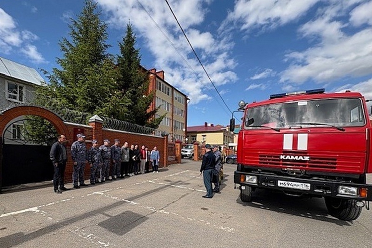 В Татарстане росгвардейцы и пожарные отрабатывают совместные действия на учебных тренировках 