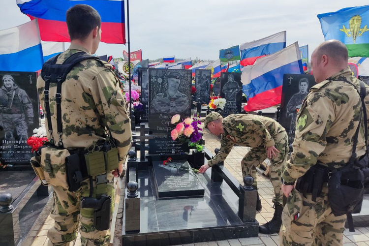 Сотрудники ОМОН Управления Росгвардии по Республике Татарстан почтили память погибших коллег в преддверии Дня Победы