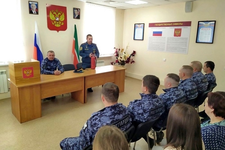 В Татарстане росгвардейцы и пожарные отрабатывают совместные действия на учебных тренировках