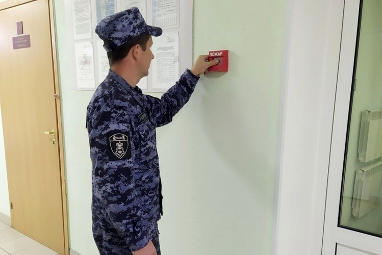 В Татарстане росгвардейцы и пожарные отрабатывают совместные действия на учебных тренировках