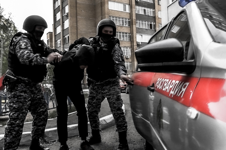 В Казани росгвардейцы совместно с полицейскими задержали подозреваемого в ограблении пенсионерки 