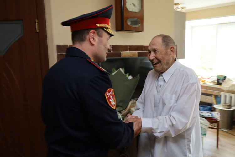 В Казани Росгвардия провела акцию «Парад у дома ветерана»