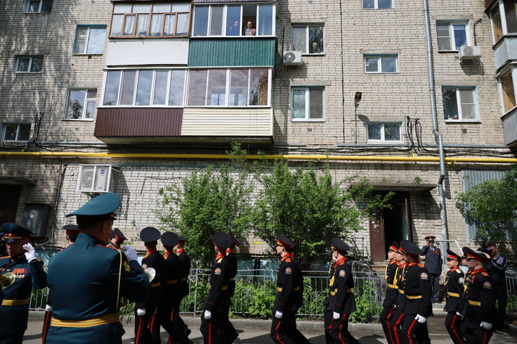 В Казани Росгвардия провела акцию «Парад у дома ветерана»