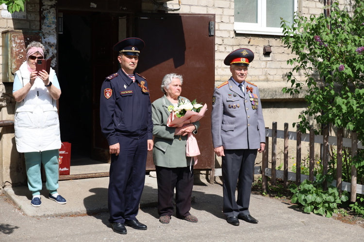 В Казани Росгвардия провела акцию «Парад у дома ветерана»