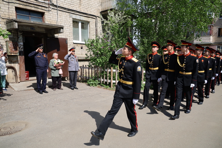 В Казани Росгвардия провела акцию «Парад у дома ветерана»