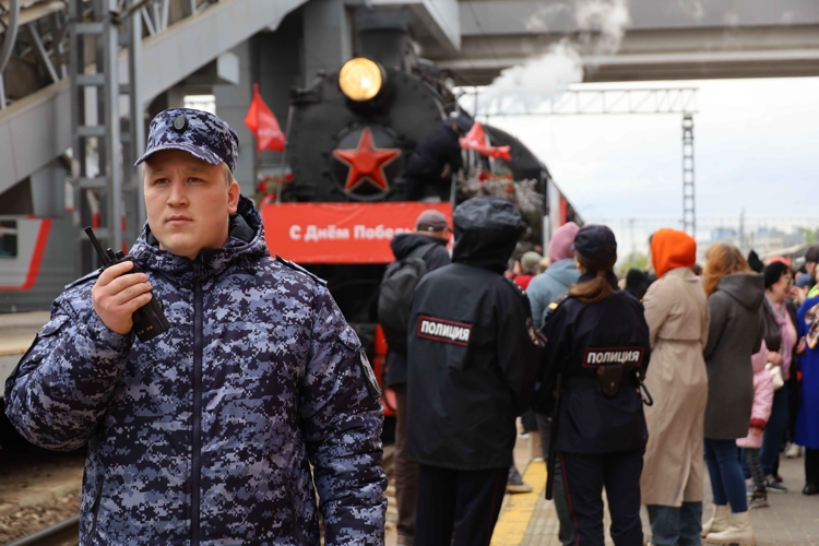 В Казани сотрудники Росгвардии приняли участие в обеспечении безопасности передвижной интерактивной выставки «Поезд Победы» 