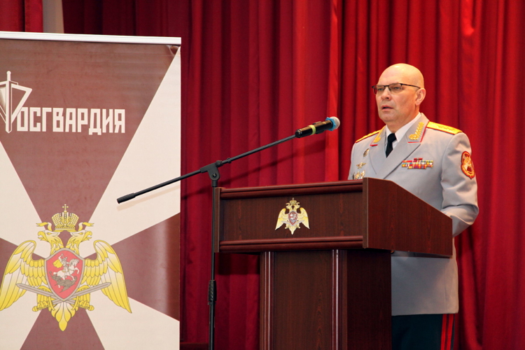 Генерал-полковник Олег Плохой вручил вымпел директора Росгвардии казанскому отряду специального назначения