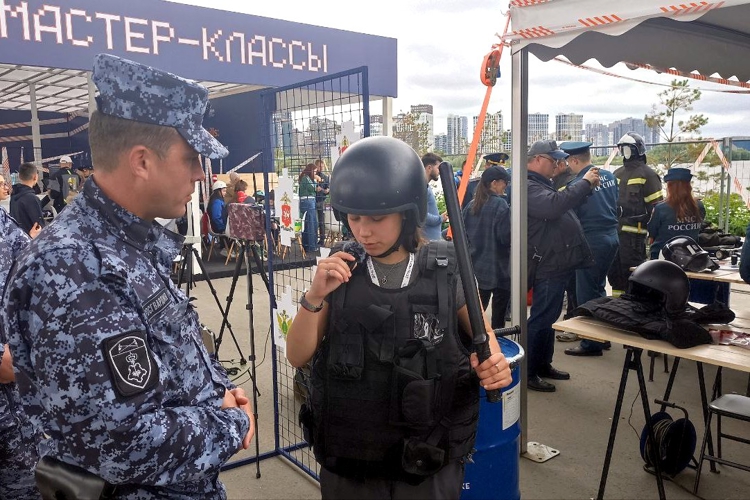 В День молодёжи посетителям парка Урам рассказали о службе в Росгвардии