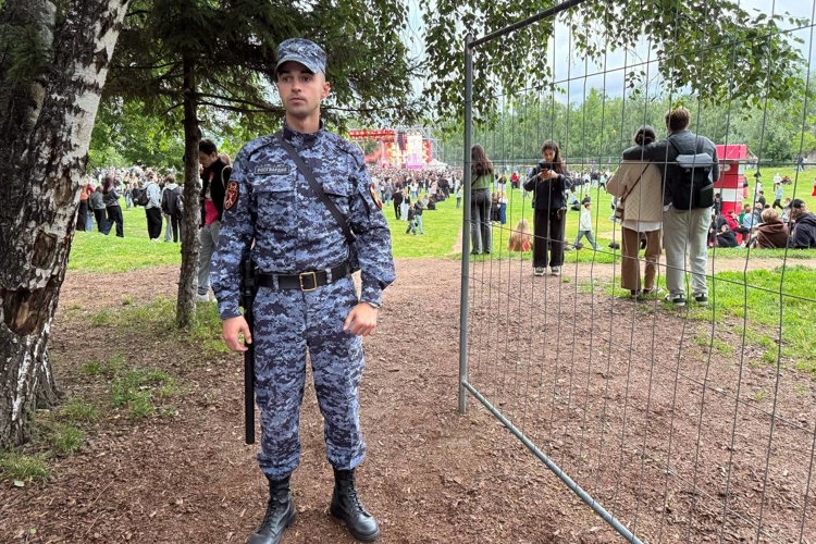Росгвардейцы выполнили задачи по охране общественного порядка во время фестиваля VK Fest и празднования Дня молодёжи в Казани