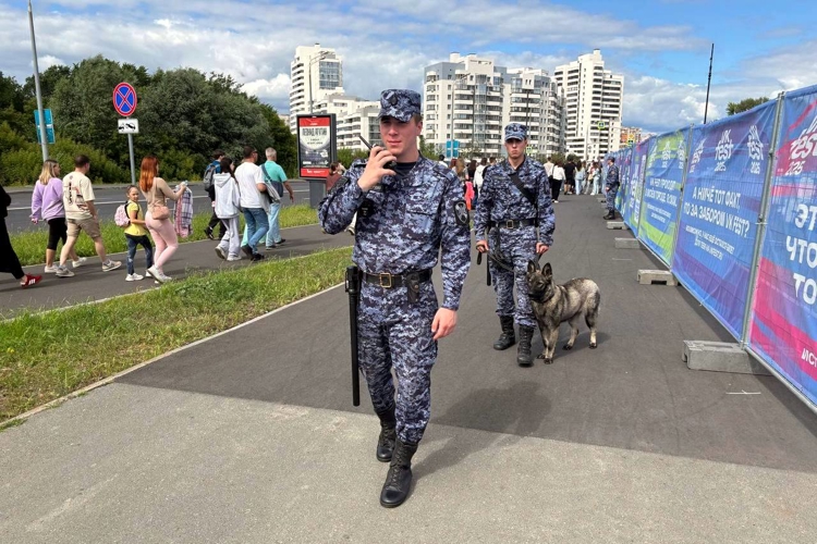 Росгвардейцы выполнили задачи по охране общественного порядка во время фестиваля VK Fest и празднования Дня молодёжи в Казани