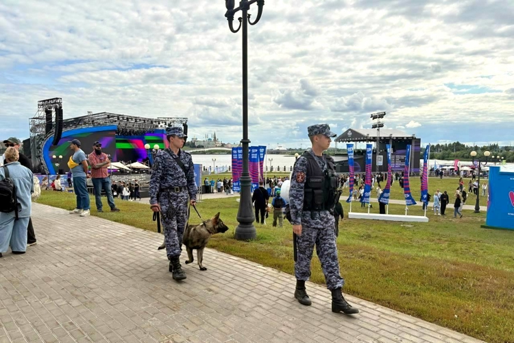 Росгвардейцы выполнили задачи по охране общественного порядка во время фестиваля VK Fest и празднования Дня молодёжи в Казани