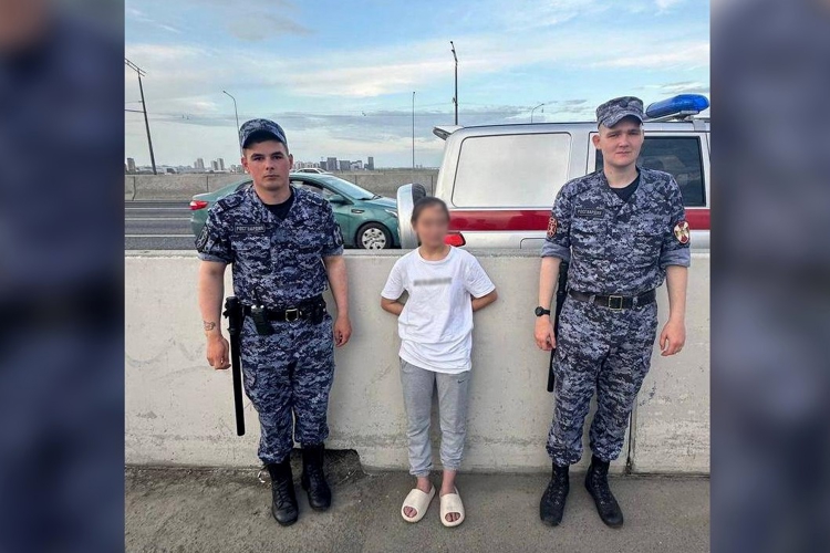 В Казани военнослужащие полка Росгвардии спасли девушку от падения с моста