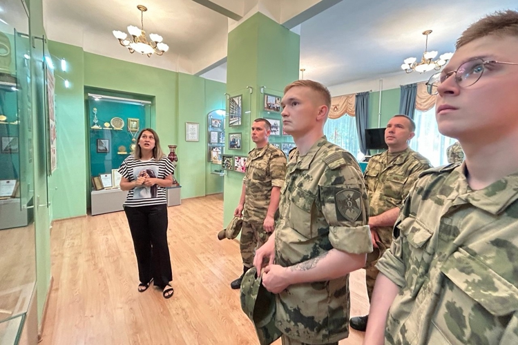 Военнослужащие Казанского батальона Росгвардии посетили Музей боевой и трудовой славы Порохового завода