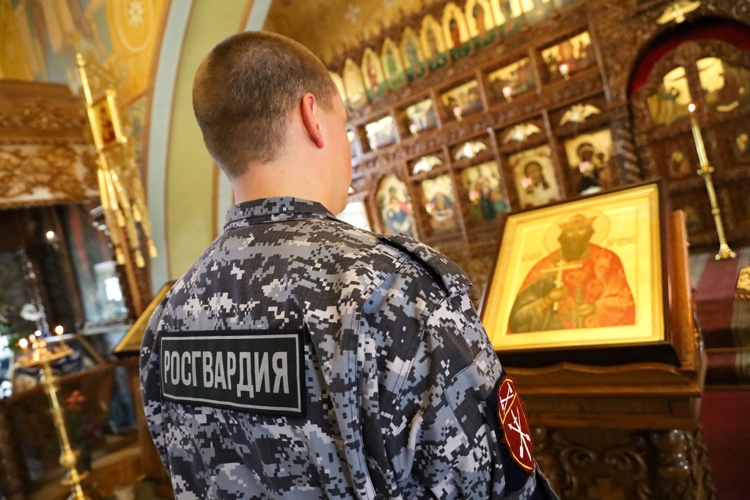 В Татарстане росгвардейцы приняли участие в праздничных богослужениях, посвящённых святому равноапостольному князю Владимиру