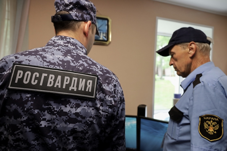 В Казани росгвардейцы задержали двоих подозреваемых в серии краж смартфонов из торгового центра